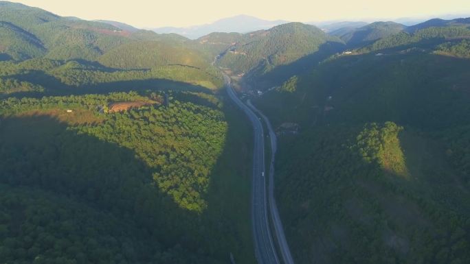 盘山公路 山区高速 绿色森林 日出清晨