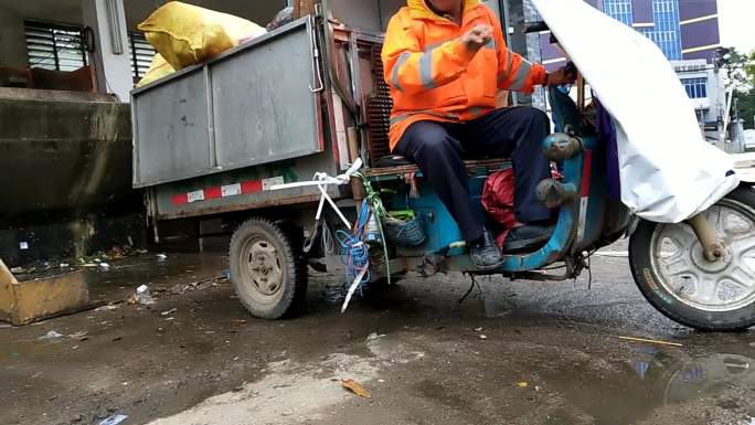 城市垃圾处理点垃圾中转站环卫工人在作业