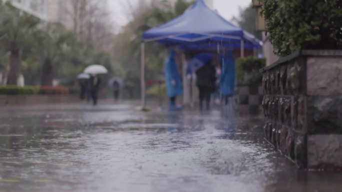 下雨天核酸检测现场升格快闪