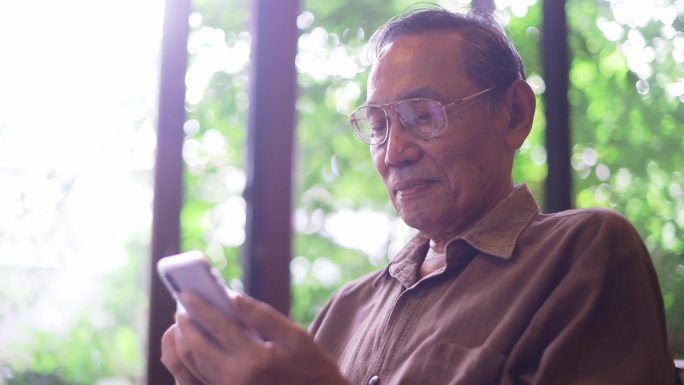 使用手机的老人晚年生活上网聊天新闻视频