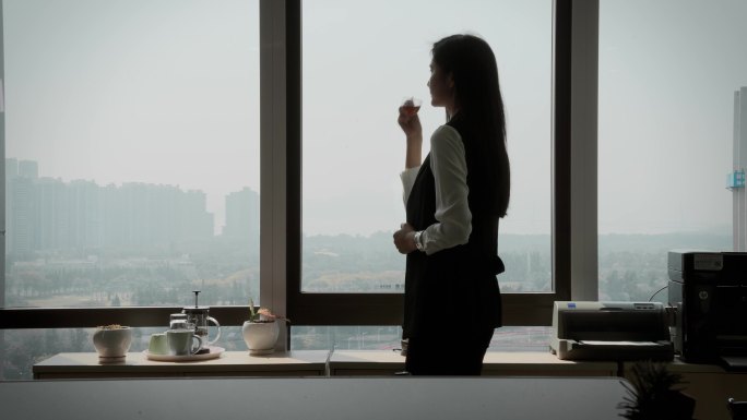 都市女性白领 窗边喝茶 打电话