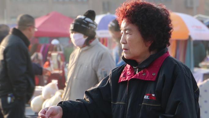 农村集市农村乡镇集市冬天早晨老买菜卖菜