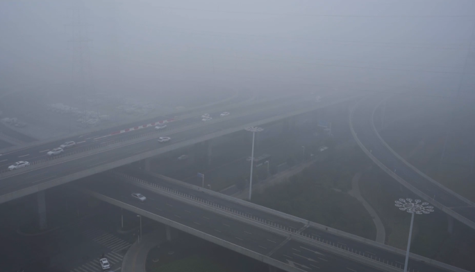 雾霾高架桥公路