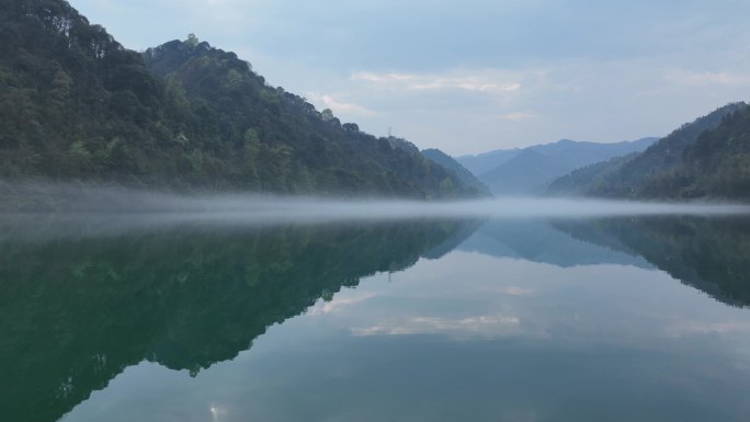 清晨湖面雾气缭绕延时空镜