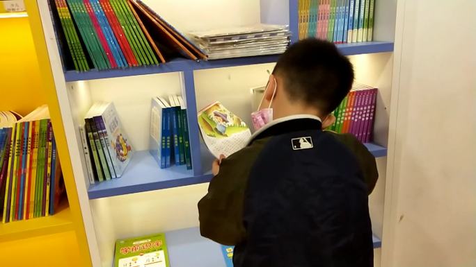 儿童书屋小孩子看书男孩拿书少儿书店