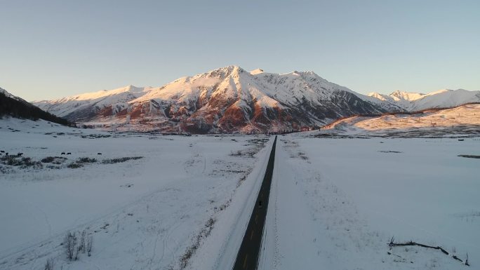 新疆日落雪山公路