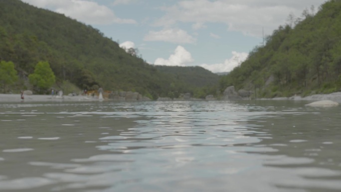 唯美水面水纹云南丽江蓝月谷蓝月湖蓝色水面