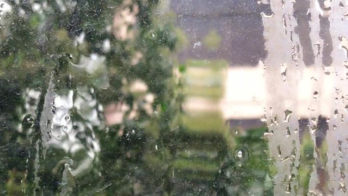 窗户玻璃流动水珠雨滴精莹蒙珑水珠回南天