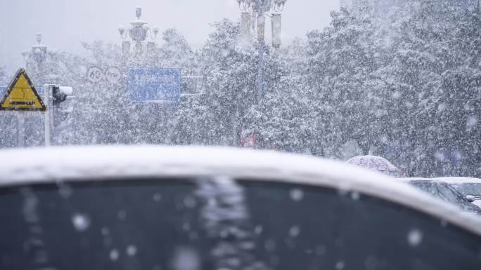 【4K】大雪纷飞的城市 车辆 行人