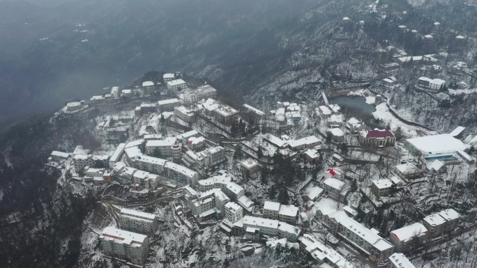 鸟瞰信阳鸡公山南街北街雪景视频