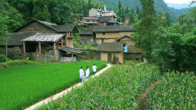 医护人员山间行走入户航拍