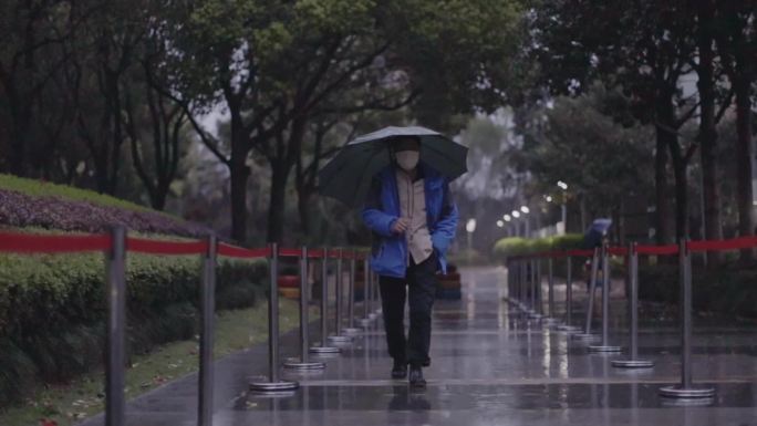 雨天居民排队做核酸检测医护人员辛苦工作