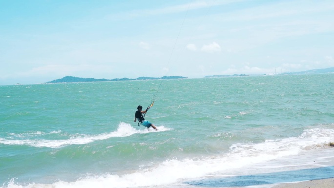 海上冲浪风筝大海上运动滑翔伞夏日水上娱乐