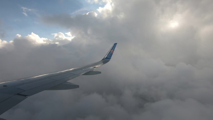 机舱机窗飞机机场起飞降落穿云