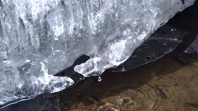 冰雪消融滴水