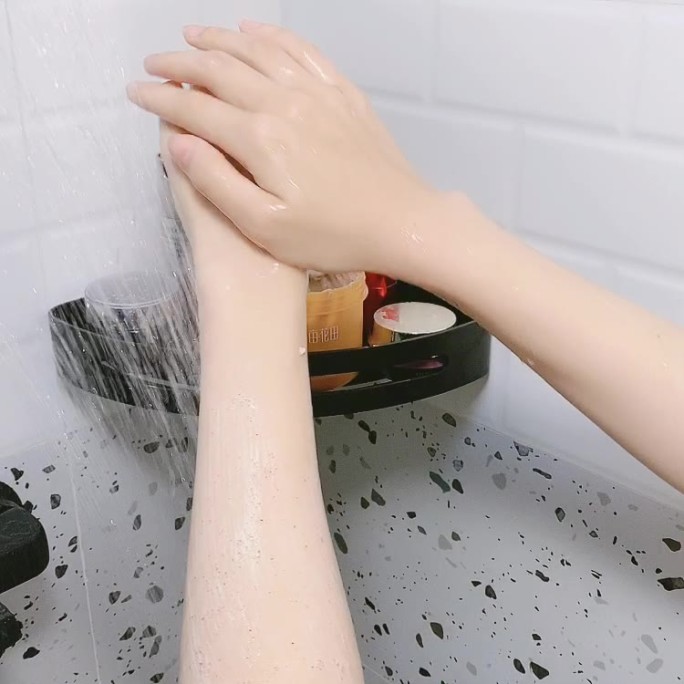 女生磨砂膏洗澡