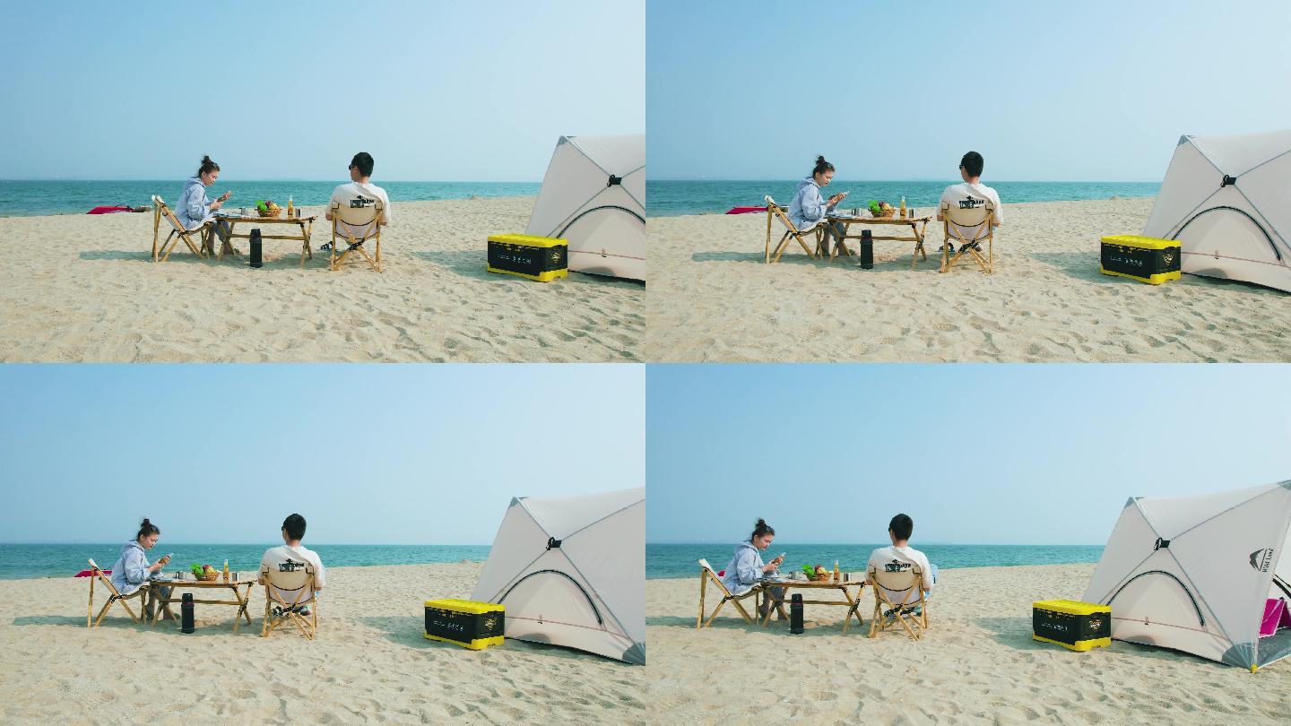 在沙滩上休闲聊天的情侣
