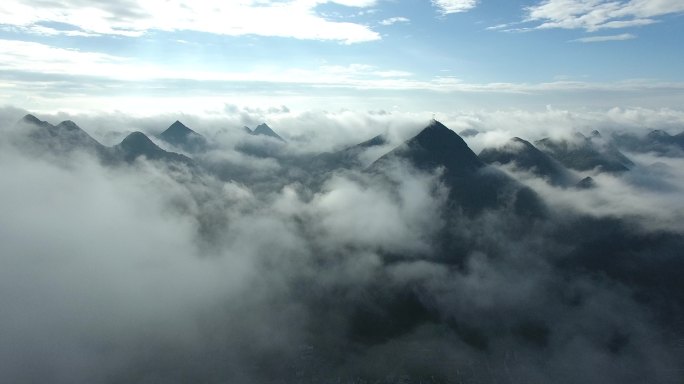 高山云雾  穿越山峰