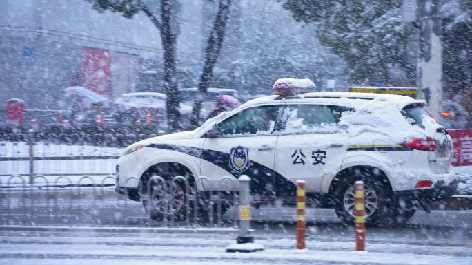 【4K】大雪中的警车