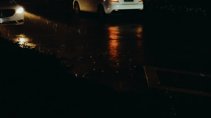 4k 雨天夜晚 路面反光 路灯 下雨积水