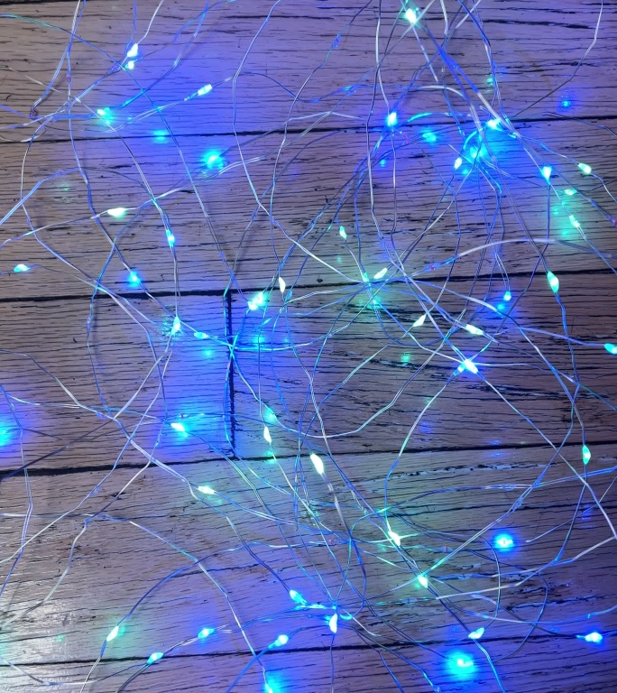 杂乱无章的Led灯排列在硬木地板上