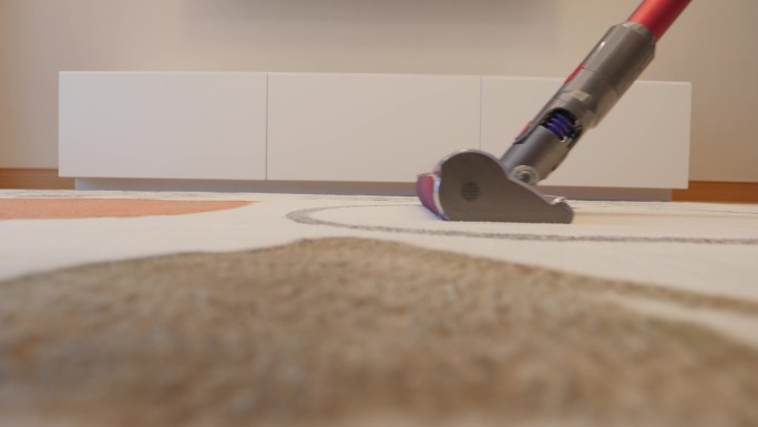 家用吸尘器清洁地毯