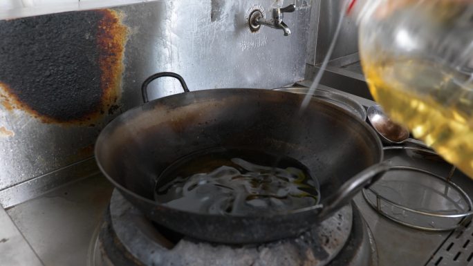 厨房的火与滚烫的油实拍