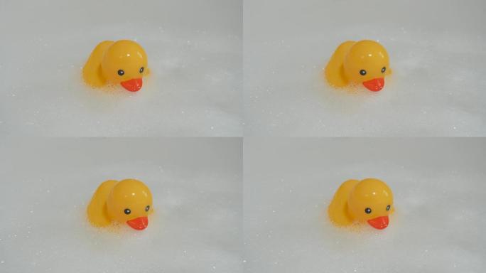 在泡沫里的小黄鸭