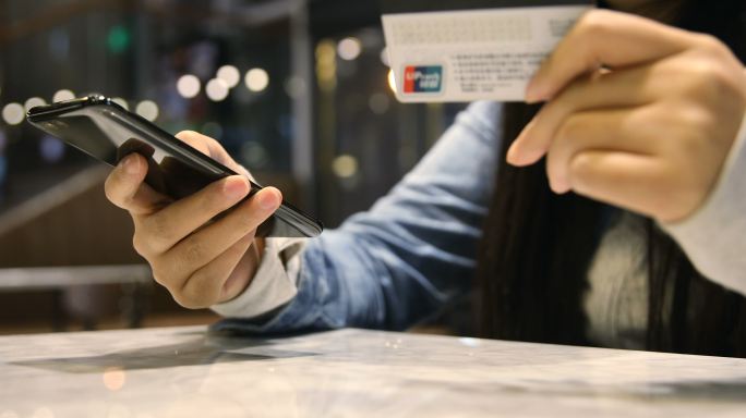 手持手机和信用卡在线购物的女性