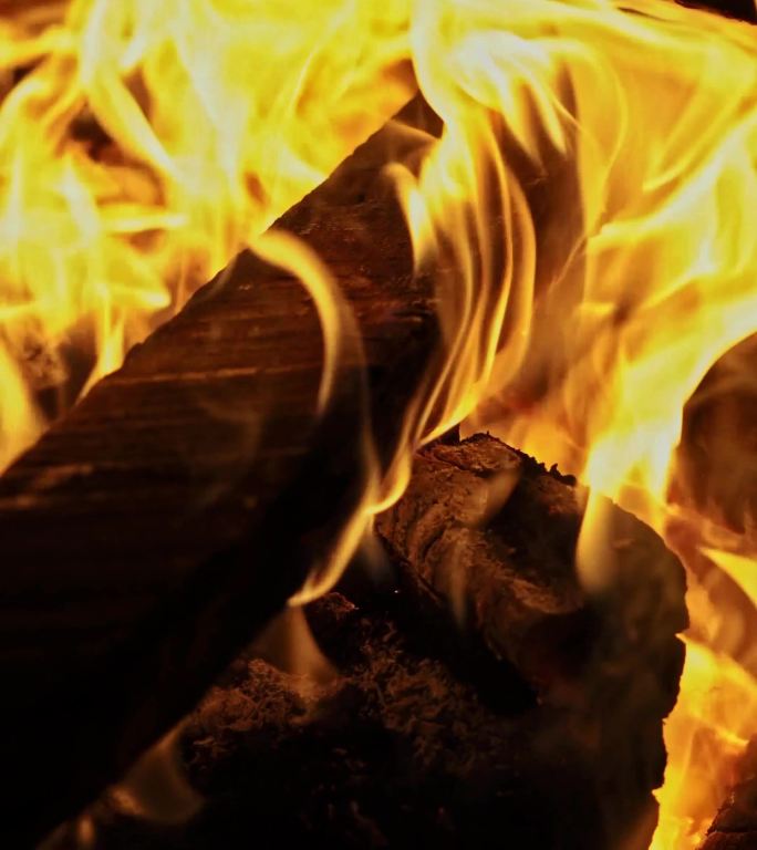 火燃烧着木头抵抗寒冷的天气。