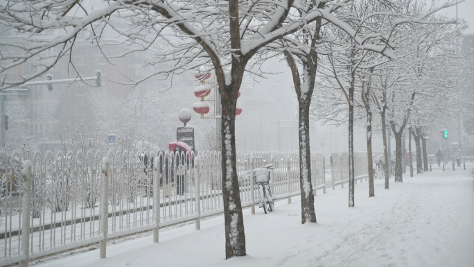 城市雪景，北京鹅毛大雪，雪中行人，下雪天