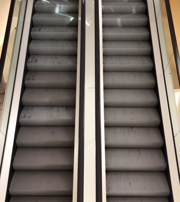 自动扶梯空镜头竖屏视频素材商场