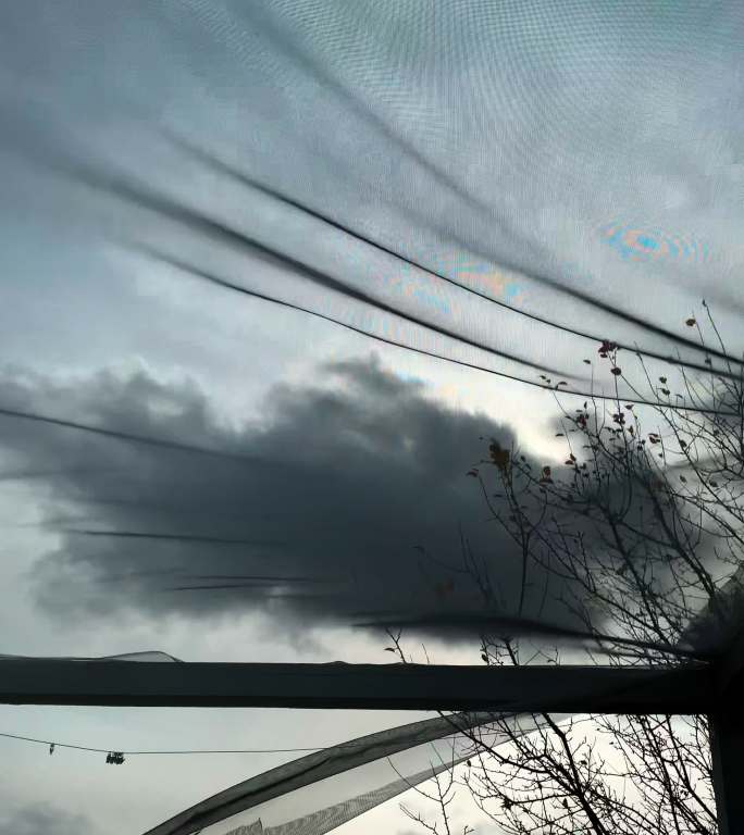 飞舞的透明材料竖屏拍摄窗外傍晚的风吹动网