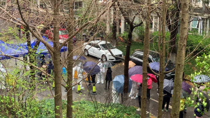 上海下雨天小区封闭核酸检测