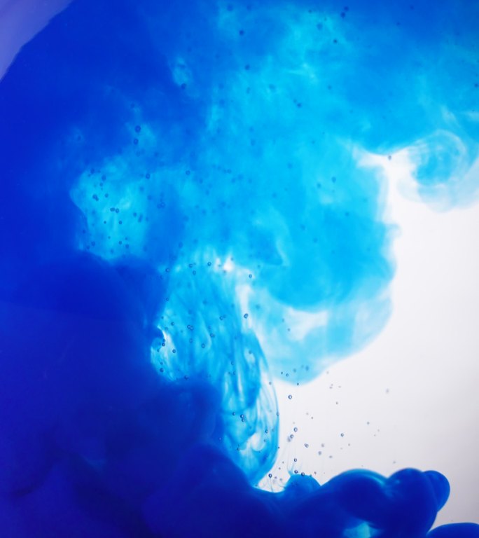烧杯中的科学实验污染扩散蓝色透明玻璃