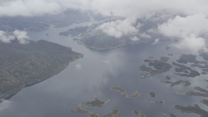 大气湖面飞行云朵