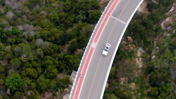 长镜头航拍海边公路车辆行驶自由画面