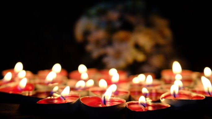 清明节祭奠点燃蜡烛菊花哀悼亲人遇难者