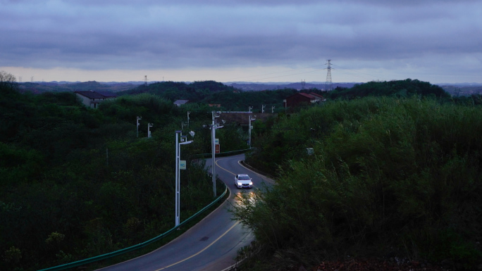 傍晚汽车驶过山路