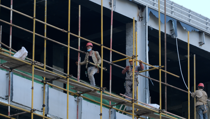 建筑工人修建高楼建筑工地城市建设者特写