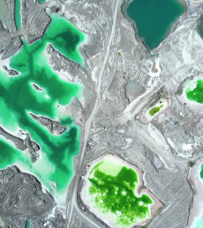 盐湖的无人机视角翡翠湖盐矿青海
