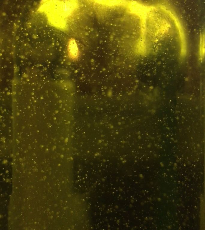 透明的橄榄油瓶中慢慢冒出气泡