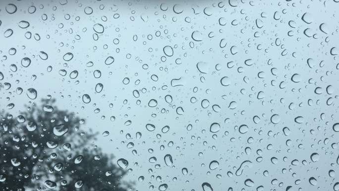 雨水在汽车挡风玻璃上形成水珠