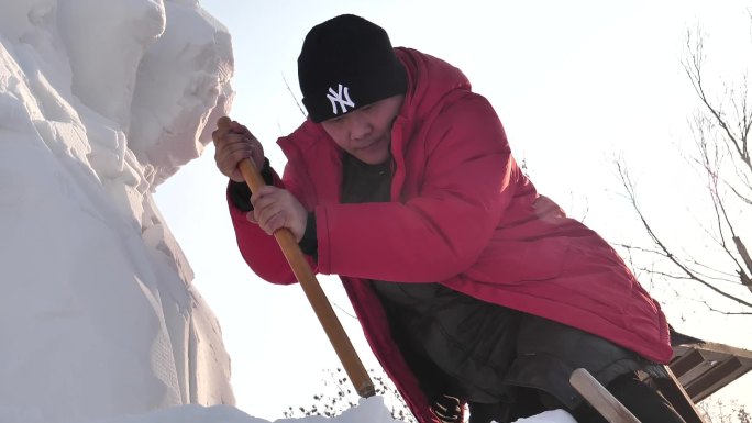 雕塑雪雕建筑雕刻过程雪博会冰雪雕像