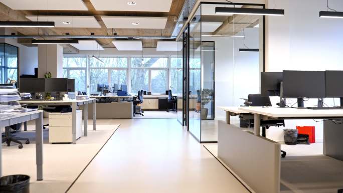 一个空旷的现代阁楼办公室开放空间的内部
