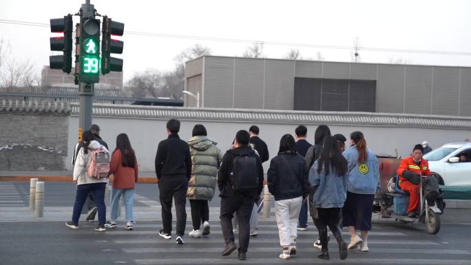 实拍北京南锣鼓巷傍晚过马路的人群慢镜头