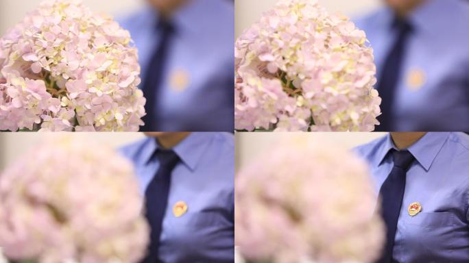 检察官办公室花朵和身上国徽特写