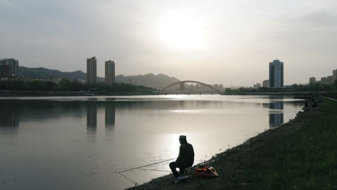 4K河南信阳浉河边钓鱼的人实拍