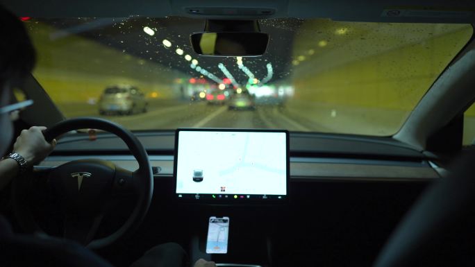 【4K正版】在隧道中驾驶特斯拉新能源车