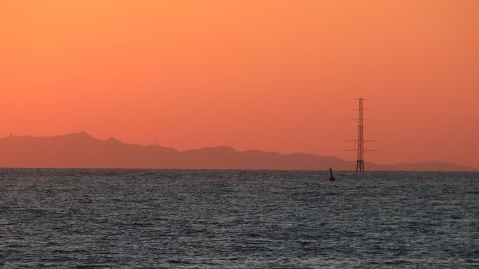 海面上的远山与高塔